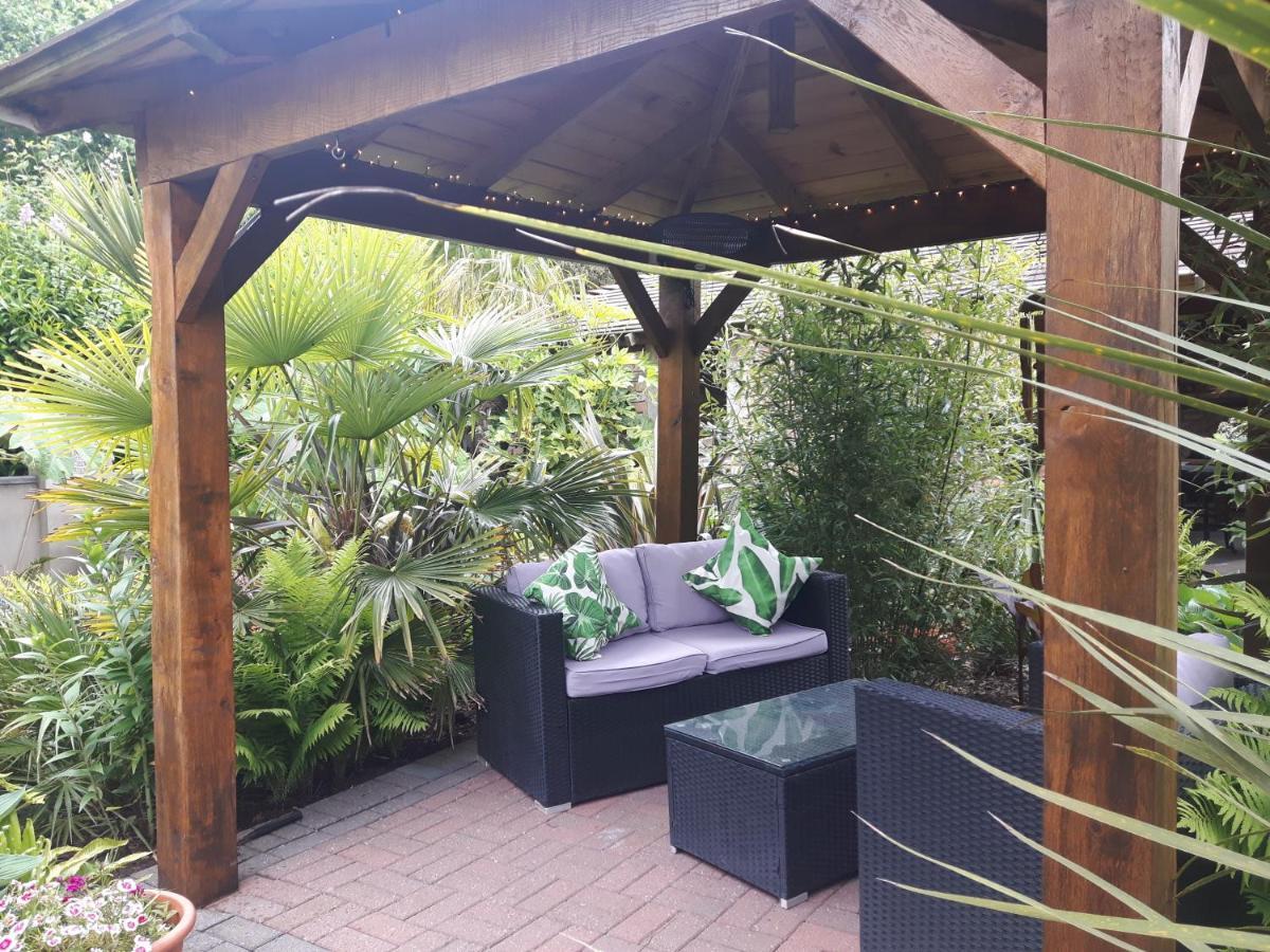 Cabin Set In A Beautiful Romantic Tropical Garden Sutton Coldfield Exterior photo