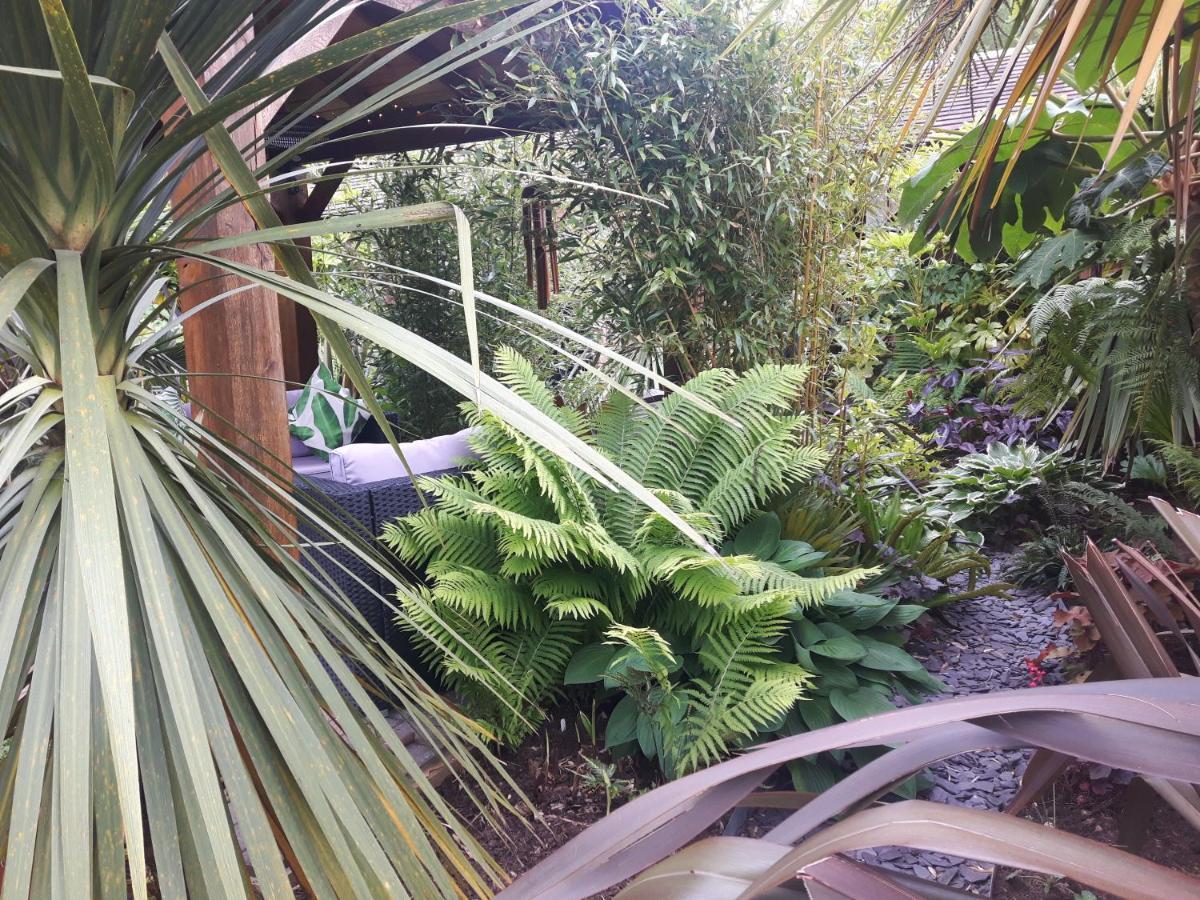 Cabin Set In A Beautiful Romantic Tropical Garden Sutton Coldfield Exterior photo
